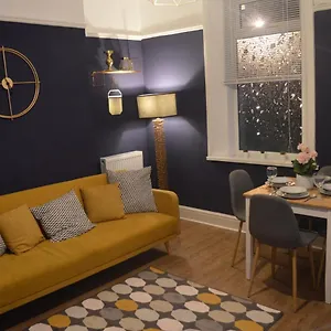 https://9-bed-house-7-mins-2-miles-from-newcastle-centre.hotels-newcastle-upon-tyne.com
