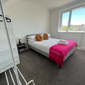 https://stunning-2-bed-2-storey-flat-with-free-parking.tophotelsbath.com