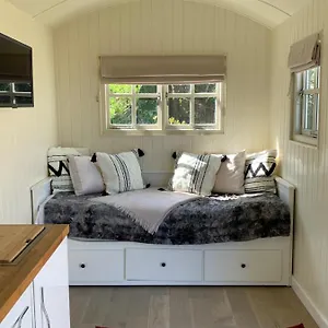 https://the-city-hut.tophotelsbath.com