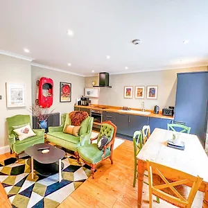https://unique-2-bed-in-the-heart-of-bath-with-parking.tophotelsbath.com