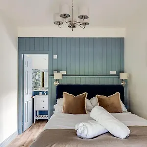 https://villa-entire-house-private-parking-great-views-dog-friendly.hotelsin-chester.com