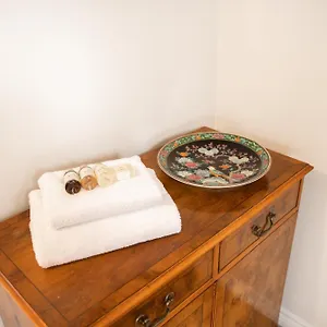 https://pet-friendly-2-bed-home-near-train-station-for-6-people.hotelsin-chester.com